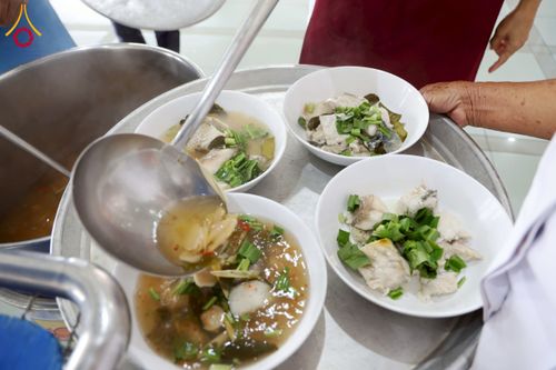 ภาพ No.268286:วันที่ 8 พฤศจิกายน พ.ศ. 2568 พิธีถวายภัตตาหารเมนูสวรรค์ เพื่อการบรรลุธรรม ณ หอฉันคุณยายอาจารย์ฯ วัดพระธรรมกาย