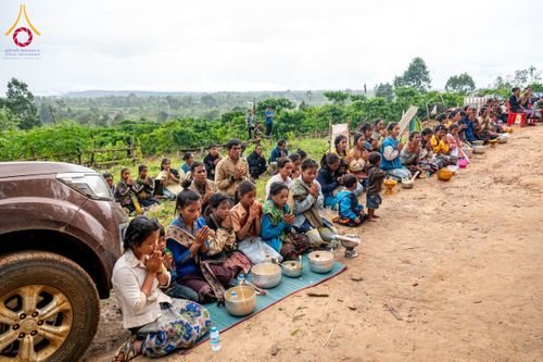 ภาพ No.174430:พิธีตักบาตรพระ,พิธีทอดผ้าป่า พิธีกลั่นแผ่นดินโปรยรัตนชาติ  สร้างพระอุโบสถและเจดีย์ วัดป่าสัมมาทิฏฐิและวัดสิริขันโท แขวงอัตตะปือ สปป. ลาว วันที่ 29 ตุลาคม พ.ศ. 2567