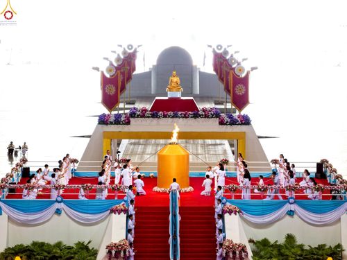 ภาพ No.233938:วันอาทิตย์ที่ 20 กรกฎาคม พ.ศ.2568 พิธีจุดเทียนใจ ไฟนิรันด์ อนันตชัย วัดพระธรรมกาย