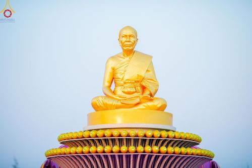 ภาพ No.201007:พิธีตักบาตรพระธรรมยาตรา ณ อนุสรณ์สถานลำดับที่ 5 สถานที่เผยแผ่วิชชาธรรมกายครั้งแรก อนุสรณ์สถานบางปลา วัดบางปลา อำเภอบางเลน จังหวัดนครปฐม ในโครงการธรรมยาตรา กตัญญูบูชา มหาปูชนียาจารย์ พระมงคลเทพมุนี(สด จนฺทสโร) พระผู้ปราบมาร อนุสรณ์สถาน 7 แห่ง ปีที่ 13