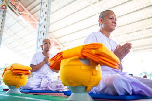 ภาพ No.101563:พิธีขอขมาและมอบผ้าไตร ในโครงการอุปสมบทบูชาธรรม มหาปูชนียาจารย์ พ.ศ. 2566 ณ ธุดงคสถานลำพูน ต.เหล่ายาว อ.บ้านโฮ่ง จ.ลำพูน  วันที่ 7 ธันวาคม พ.ศ. 2566