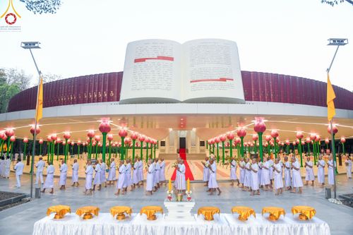 ภาพ No.199650:โครงการอุปสมบทหมู่บูชาธรรม 116 ปี คุณยายอาจารย์มหารัตนอุบาสิกาจันทร์ ขนนกยูง โครงการอุปสมบทหมู่ธรรมทายาท ระดับอุดมศึกษา รุ่นที่ 51 ภาคฤดูหนาว  ณ โบสถ์พระไตรปิฏก วัดพระธรรมกาย จ.ปทุมธานี  วันที่ 11 มกราคม พ.ศ. 2568 โดยมีพระครูปลัดรัตนวีรวัฒน์ เจ้าอาวาสวัด