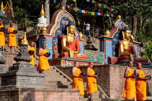 ภาพ No.213090:วันที่ 17 - 18 มีนาคม พ.ศ. 2568 คณะสงฆ์และสามเณรเดินบิณฑบาต รอบเมืองในพื้นที่ วัดสยมภูวนาถและราชวังปาตัน ณ เมืองกาฐมาณฑุ ประเทศเนปาล