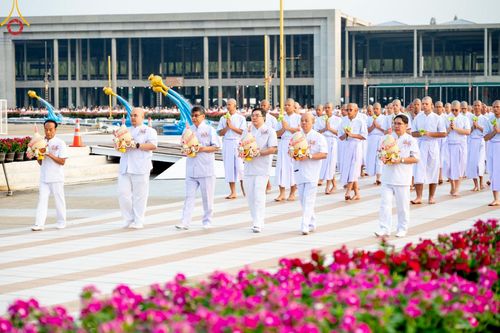 ภาพ No.214931:วันเสาร์ที่ 5 เมษายน พ.ศ. 2568 พิธีเวียนประทักษิณรอบพระมหาธรรมกายเจดีย์  พิธีวันทาเจดีย์ พิธีขอขมาและมอบผ้าไตร ในโครงการบรรพชาสามเณรฟื้นฟูพระพุทธศาสนาทั่วไทย , โครงการหน่อแก้วเปรียญธรรม รุ่นที่ 13 ,  โครงการสามเณรยุวธรรมทายาท รุ่นที่ 33 , โครงการสามเณรมั