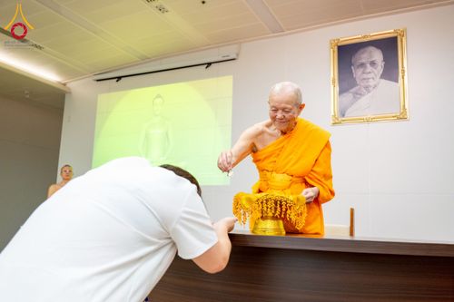 ภาพ No.222498:วันที่ 21 เมษายน พ.ศ. 2568 หลวงพ่อทัตตชีโวต้อนรับคณะสงฆ์จีน ณ อาคาร 100 ปี คุณยายมหารัตนอุบาสิกาจันทร์ ขนนกยูง วัดพระธรรมกาย