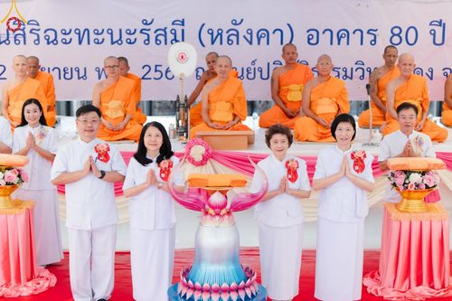 ภาพ No.158092:พิธีทอดผ้าป่า ติดตั้งแผ่นสิริฉะทะนะรัสมี(หลังคา) อาคาร 80 ปี หลวงพ่อธัมมชโย วันอาทิตย์ที่ 22 กันยายน พ.ศ. 2567 ณ ศูนย์ปฏิบัติธรรมวิหารแดง อ.วิหารแดง จ.สระบุรี