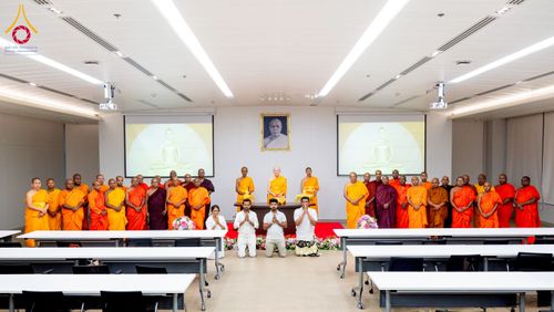 ภาพ No.222540:วันที่ 21 เมษายน พ.ศ. 2568 หลวงพ่อทัตตชีโวต้อนรับคณะสงฆ์ศรีลังกา ณ อาคาร 100 ปี คุณยายมหารัตนอุบาสิกาจันทร์ ขนนกยูง วัดพระธรรมกาย