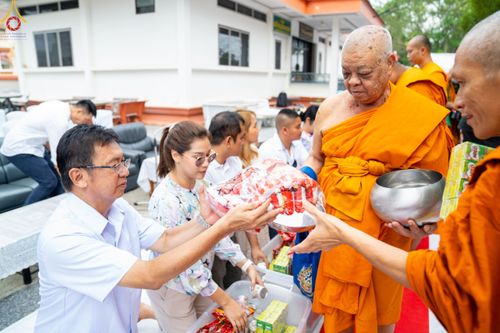 ภาพ No.87292:พิธีถวายสังฆทาน 323 วัด 4 จังหวัดชายแดนภาคใต้  ปีที่ 19 ครั้งที่ 165 พิธีมอบกองทุนหนุนแรงใจช่วยครูใต้  ปีที่ 16 ครั้งที่ 130 และพิธีทำบุญอุทิศส่วนกุศลให้ผู้วายชนม์ ณ วัดพุทธภูมิ อ.เมือง จ.ยะลา วันเสาร์ที่ 9 กันยายน พ.ศ. 2566