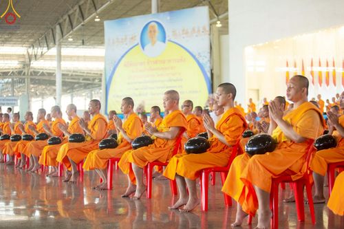 ภาพ No.221956:วันที่ 4 พฤษภาคม พ.ศ. 2568 พิธีตักบาตร เนื่องในวันอาทิตย์ต้นเดือน ณ บ้านแก้วเรือนทองคุณยายฯ วัดพระธรรมกาย