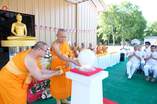 ภาพ No.142903:พิธีเจริญพระพุทธมนต์ โปรยรัตนชาติ เพื่อความเป็นสิริมงคล  ณ พื้นที่ก่อสร้างอาคารปฏิบัติธรรม “แก้วธรรมชัยรัตนอนันต์”  วัดพระธรรมกายเทนเนสซี ประเทศสหรัฐอเมริกา วันอังคารที่ 2 กรกฎาคม พ.ศ. 2567