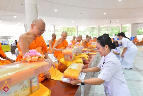 ภาพ No.267541:วันที่ 7 พฤศจิกายน พ.ศ. 2568 พสกนิกรอำเภอคลองหลวง รวมใจบำเพ็ญกุศลปัณรสมวาร (15 วัน) อุทิศถวายเป็นพระราชกุศลแด่ “สมเด็จพระพันปีหลวง” ณ วัดพระธรรมกาย