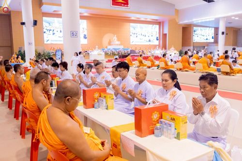 ภาพ No.236327:วันที่ 3 สิงหาคม พ.ศ. 2568 พิธีถวายมหาสังฆทานคณะสงฆ์ 2,000 กว่าวัดทั่วประเทศ ปีที่ 25 , พิธีถวายไทยธรรมคณะสงฆ์ 323 วัด 4 จังหวัดชายแดนภาคใต้ ณ วัดพระธรรมกาย