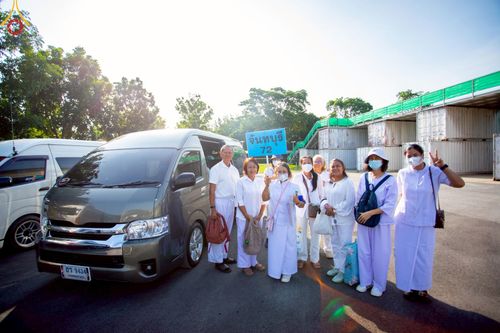 ภาพ No.219255:บรรยากาศการเดินทางเข้าวัดพระธรรมกาย , การต้อนรับปฏิสันถาร , การฉันภัตตาหารเช้า , การลงทะเบียนพระสังฆาธิการ  เนื่องในวันคุ้มครองโลก พิธีถวายมหาสังฆทานคณะสงฆ์ 40,000 กว่าวัดทั่วประเทศ ณ วัดพระธรรมกาย