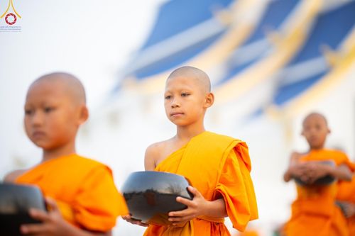 ภาพ No.62231:Photo Story  มหัศจรรย์วัดดงดินแดง Episode 4 กิจกรรมตักบาตรฉลองพระ-เณรกว่า 500 รูป