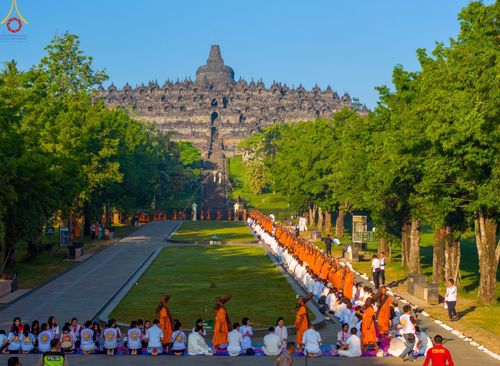 ภาพ No.104108:พิธีเดินธรรมยาตรา สามเณรธรรมทายาทชาวอินโดนีเซียกว่า 1,000 รูป ณ มหาเจดีย์บุโรพุทโธ ประเทศอินโดนีเซีย ในวันที่ 21 ธันวาคม พ.ศ. 2566