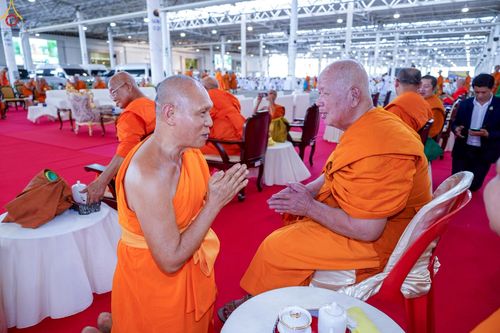 ภาพ No.235914:วันที่ 3 สิงหาคม พ.ศ. 2568 ภาพบรรยากาศ การต้อนรับปฎิสันถาร ของคณะสงฆ์ ในวันสมาธิโลก พิธีถวายมหาสังฆทาน 2,000 กว่าวัด ณ วัดพระธรรมกาย
