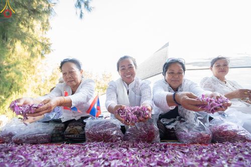 ภาพ No.188740:พิธีต้อนรับพระธรรมยาตรา ในโครงการธรรมยาตรา กตัญญูบูชา มหาปูชนียาจารย์ พระมงคลเทพมุนี(สด จนฺทสโร) พระผู้ปราบมาร อนุสรณ์สถาน 7 แห่ง ปีที่ 13 วันที่ 3 มกราคม พ.ศ. 2568 ณ อนุสรณ์สถานมหาวิหารพระมงคลเทพมุนี (โลตัสแลนด์) อ.สองพี่น้อง จ.สุพรรณบุรี