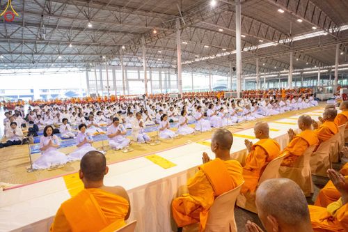 ภาพ No.188494:พิธีถวายภัตตาหารเป็นสังฆทาน แด่พระธรรมยาตรา ในโครงการธรรมยาตรา กตัญญูบูชา มหาปูชนียาจารย์ พระมงคลเทพมุนี(สด จนฺทสโร) พระผู้ปราบมาร อนุสรณ์สถาน 7 แห่ง ปีที่ 13 ณ สภาธรรมกายสากล วัดพระธรรมกาย วันที่ 3 มกราคม พ.ศ. 2568