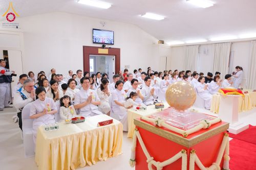 ภาพ No.62358:คณะศิษยานุศิษย์รวมใจสถาปนาและสมโภช ธรรมจักร เพื่ออัญเชิญประดิษฐาน ณ ยอดอุโบสถ 80 ปี หลวงพ่อธัมมชโย วัดพระธรรมกายนิวเจอร์ซี ประเทศสหรัฐอเมริกา  วันอาทิตย์ที่ 7 เมษายน พ.ศ. 2567