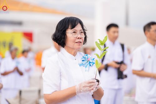 ภาพ No.160402:พิธีปลูกต้นทรัพย์บานชื่น ณ ลานธรรม พระมหาธรรมกายเจดีย์ วัดพระธรรมกาย จ.ปทุมธานี วันพฤหัสบดีที่ 10 ตุลาคม พ.ศ. 2567
