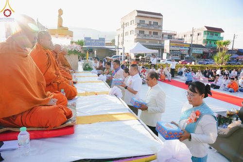 ภาพ No.106785:พิธีตักบาตรพระ ๒๐๐ รูป  "สร้างบุญใหญ่ ส่งท้ายปีเก่า ต้อนรับปีใหม่ ๒๕๖๗" วันอาทิตย์ที่ ๓๑ ธันวาคม ๒๕๖๖ ณ ถนนหน้าที่ว่าการอำเภอภูเรือ อำเภอภูเรือ จังหวัดเลย