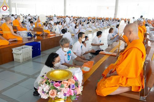 ภาพ No.91531:พิธีบุพเปตพลี ครั้งที่ 142 ร่วมอุทิศบุญแด่หมู่ญาติที่ล่วงลับไปแล้ว และสืบทอดอายุพระพุทธศาสนา วันอาทิตย์ที่ 29 ตุลาคม พ.ศ. 2566 (วันพระขึ้น 15 ค่ำ เดือน 11) ณ หอฉันคุณยายอาจารย์ฯ วัดพระธรรมกาย