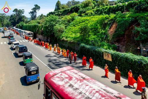 ภาพ No.225633:วันที่ 5 พฤษภาคม พ.ศ. 2568 พิธีบิณฑบาตรอบเมืองนูวราอิลิย่า ฉลองเทศกาลวิสาขบูชา แห่งชาติประเทศศรีลังกา