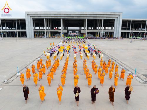 ภาพ No.143656:พิธีถวายผ้าไตร, สวดธรรมจักร, ปฏิบัติธรรม และฟังแสดงพระธรรมเทศนา ภาษาเมียนมา โดยมีสาธุชนชาวเมียนมากว่า 4,000 คน เข้าร่วมพิธี ณ มหารัตนวิหารคด วัดพระธรรมกาย วันอาทิตย์ที่ 7 กรกฎาคม พ.ศ. 2567