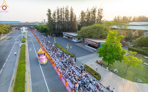 ภาพ No.201991:พิธีต้อนรับพระธรรมยาตรา ณ อนุสรณ์สถานลำดับที่ 7 สถานที่ขยายวิชชาธรรมกาย วัดพระธรรมกาย ต.คลองสาม อ.คลองหลวง จ.ปทุมธานี ในโครงการธรรมยาตรา กตัญญูบูชา มหาปูชนียาจารย์ พระมงคลเทพมุนี(สด จนฺทสโร) พระผู้ปราบมาร อนุสรณ์สถาน 7 แห่ง ปีที่ 13 วันที่ 26 มกราคม 2568