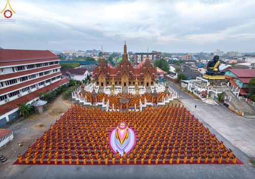 ภาพ No.127932:คณะพระธรรมยาตราฯ ปฎิบัติธรรมและถ่ายภาพหมู่ประวัติศาสตร์ ณ ลานหน้าพระปรางค์สามยอด วัดโคกสมานคุณ อ.หาดใหญ่ จ.สงขลา วันเสาร์ที่ 9 มีนาคม พ.ศ. 2567