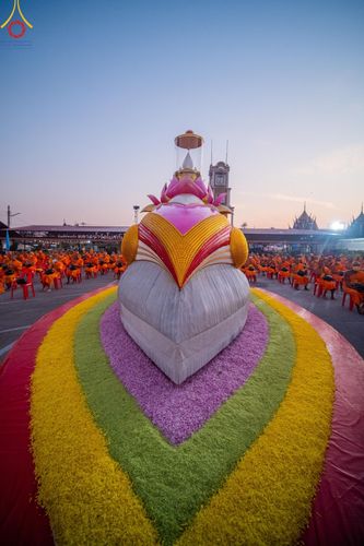 ภาพ No.197619:พิธีตักบาตรพระธรรมยาตรา ณ อนุสรณ์สถานลำดับที่ 4 สถานที่เกิดด้วยกายธรรม วัดโบสถ์(บน) ต.บางคูเวียง จ.นนทบุรี ในโครงการธรรมยาตรา กตัญญูบูชา มหาปูชนียาจารย์ พระมงคลเทพมุนี(สด จนฺทสโร) พระผู้ปราบมาร อนุสรณ์สถาน 7 แห่ง ปีที่ 13 วันที่ 19 มกราคม พ.ศ. 2568