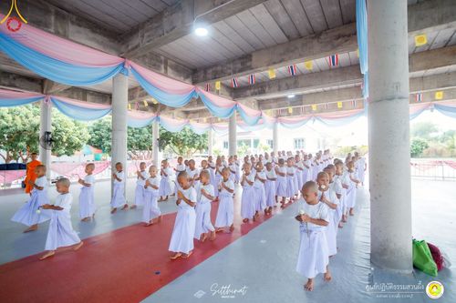 ภาพ No.215933:วันพฤหัสบดีที่ 3 เมษายน พ.ศ. 2568 พิธีบรรพชาสามเณร ภาคฤดูร้อน รุ่นที่ 15  บูชาธรรมหลวงพ่อธัมมชโย 81 ปี 81 รูป ณ ศูนย์ปฏิบัติธรรมสวนผึ้ง จ.ราชบุรี