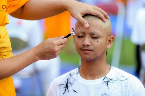 ภาพ No.102745:พิธีตัดปอยผม และปลงผมธรรมทายาท ชาวอินโดนีเซียกว่า 1,000 คน ณ มหาเจดีย์บุโรพุทโธ ประเทศอินโดนีเซีย อบรมระหว่างวันที่ 16-28 ธันวาคม พ.ศ. 2566