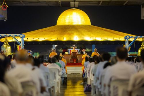 พิธีฉลองชัยสวดมนต์บทธรรมจักร 6,400,000,000 จบ ณ มหารัตนวิหารคด วัดพระธรรมกาย ในวันวิสาขบูชา พุธที่ 22 พฤษภาคม พ.ศ. 2567 ( วันพระขึ้น 15 ค่ำ เดือน 6 )