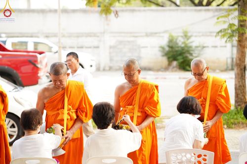 ภาพ No.136025:พระธรรมทายาท โครงการบวชพระนานาชาติ AEC & WAB ผู้บริหารรุ่นที่ 2 บิณฑบาต ณ หอฉันคุณยายอาจารย์ฯ เมืองแก้วมณี หมู่บ้านแก้วพุทธรักษา วันที่ 28 เมษายน พ.ศ. 2567