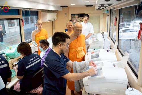 ภาพ No.230327:วันจันทร์ที่ 30 มิถุนายน พ.ศ. 2568 เจ้าอาวาสวัดพระธรรมกาย เยี่ยมอนุโมทนาให้กำลังใจ บุคลากรทางการแพทย์-เจ้าหน้าที่ผู้ปฏิบัติงาน โครงการรถตัดแว่นสายตาเคลื่อนที่สภากาชาดไทย เพื่อเด็กนักเรียนในชนบท พื้นที่จังหวัดปทุมธานี