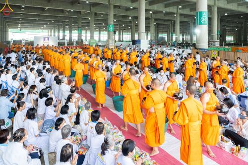 ภาพ No.88544:พิธีตักบาตรฉลองพระใหม่ โครงการอุปสมบทหมู่บูชาธรรมครบรอบ 106 ปี วันครูผู้ค้นพบวิชชาธรรมกาย ณ มหารัตนวิหารคด 11 วัดพระธรรมกาย ในวันอาทิตย์ ที่ 24 กันยายน พ.ศ. 2566