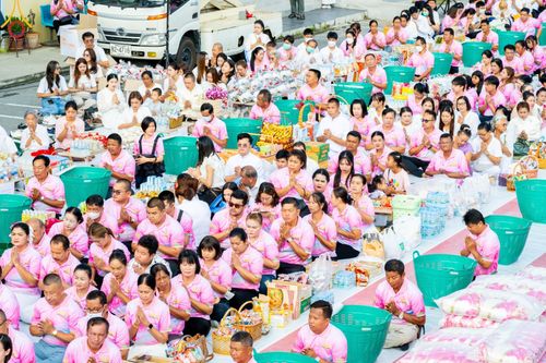 ภาพ No.150781:พิธีเจริญพระพุทธมนต์ และทำบุญตักบาตรแด่คณะสงฆ์ จำนวน 121 รูป เนื่องในโอกาสฉลองครบรอบ 120 ปี อำเภอคลองหลวง จังหวัดปทุมธานี เพื่อถวายเป็นพุทธบูชา ช่วยเหลือผู้ประสบความเดือดร้อนจากอุทกภัย และคณะสงฆ์ 323 วัด 4 จังหวัดชายแดนภาคใต้ วันเสาร์ที่ 31 สิงหาคม พ.ศ. 