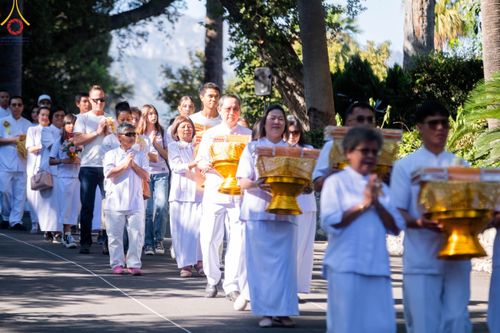 ภาพ No.100304:พิธีทอดกฐินบรมจักรพรรดิ ณ วัดพระธรรมกายแคลิฟอร์เนีย เมืองอาซูซ่า รัฐแคลิฟอร์เนีย ประเทศสหรัฐอเมริกา วันอาทิตย์ที่ 12 พฤศจิกายน พ.ศ. 2566