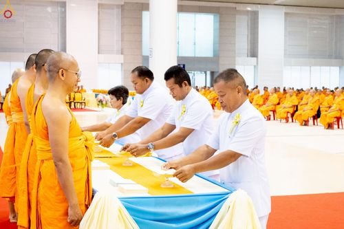 ภาพ No.233750:วันเสาร์ที่ 19 กรกฎาคม พ.ศ.2568 วันมหารำลึก ครั้งที่ 35 พิธีรำลึกถึงนักสร้างบารมี , พิธีสวดพระพุทธมนต์ , พิธีทอดผ้าบังสกุลและถวายไทยธรรม วัดพระธรรมกาย