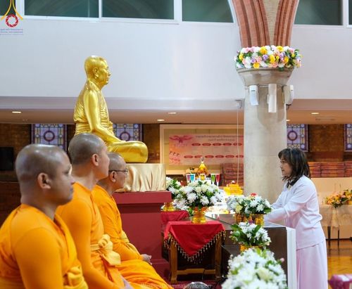 ภาพ No.159899:พิธีบูชาข้าวพระ วันอาทิตย์ต้นเดือน ณ วัดพระธรรมกายลอนดอน วันที่ 6 ตุลาคม พ.ศ. 2567
