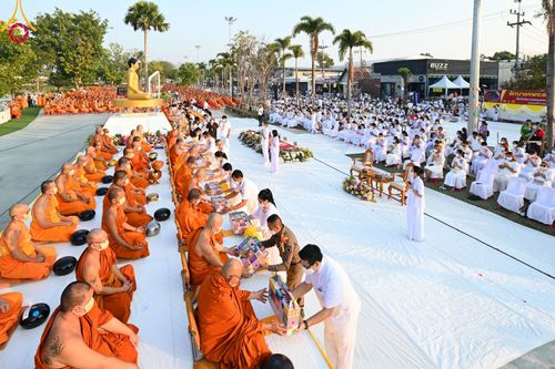 ภาพ No.101746:ตักบาตรพระ 10,000 รูป เติมบุญให้แผ่นดิน เนื่องในโอกาส 192 ปี จังหวัดกาญจนบุรี หนึ่งในโครงการตักบาตรพระ 2,000,000 รูป  77 จังหวัดทุกวัดทั่วไทย วันจันทร์ที่ 11 ธันวาคม พ.ศ. 2566 บริเวณถนนสองแคว (SKY WALK) เมืองกาญจนบุรี