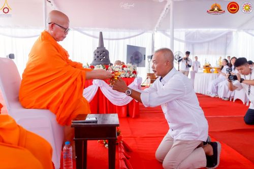 ภาพ No.224458:วันจันทร์ที่ 12 พฤษภาคม พ.ศ. 2568  ชาวพุทธในอินโดนีเซีย ร่วมฉลองวิสาขบูชาจุดประทีปกว่า 200,000 ดวง ณ พระมหาเจดีย์บรมพุทโธ  เจริญพุทธมนต์ถวาย “พระวชิรเกล้าเจ้าอยู่หัว”