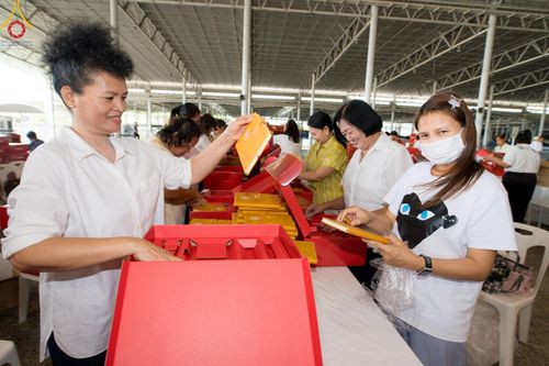 ภาพ No.212237:วันพุธที่ 19 มีนาคม พ.ศ. 2568 การบรรจุไทยธรรมลงกล่องสำเร็จ 43,500 กล่อง เพื่อถวายแด่พระสังฆาธิการ 40,000 กว่าวัดทั่วไทย ในวันคุ้มครองโลก 22 เมษายน พ.ศ. 2568 ณ บ้านแก้วเรือนทองคุณยายฯ วัดพระธรรมกาย