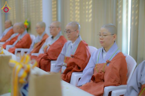 ภาพ No.197537:พิธีถวายสังฆทานคณะสงฆ์ 2 นิกายเชื่อมสัมพันธ์ไทย-เกาหลี วันอาทิตย์ที่ 5 มกราคม พ.ศ. 2568 ณ อาคารชมรมภาวนารักษ์ วัดพระธรรมกาย อำเภอคลองหลวง จังหวัดปทุมธานี
