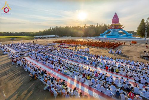 ภาพ No.250522:วันพุธที่ 8 ตุลาคม พ.ศ. 2568 พิธีตักบาตรเทโวโรหณะ ณ ลานธรรมปทุมรัตน์ธรรมเจดีย์ พุทธอุทยานนานาชาติ อ.โพนพิสัย จ.หนองคาย