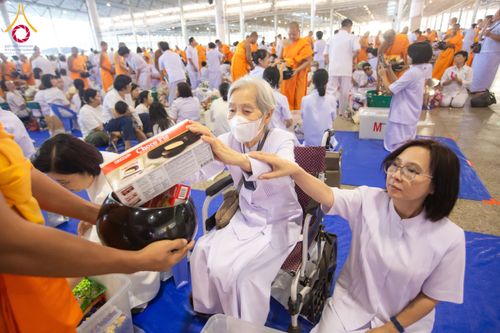 ภาพ No.209313:วันอาทิตย์ที่ 2 มีนาคม พ.ศ. 2568 พิธีตักบาตร ข้าวสารอาหารแห้ง ณ บ้านแก้วเรือนทองคุณยายฯ สภาธรรมกายสากล วัดพระธรรมกาย