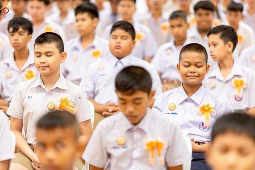 ภาพ No.245897:วันเสาร์ที่ 13 กันยายน พ.ศ. 2568 พิธีมอบผ้าไตรประธานกฐินสัมฤทธิ์เด็กดี V-Star ณ สภาธรรมกายสากล วัดพระธรรมกาย