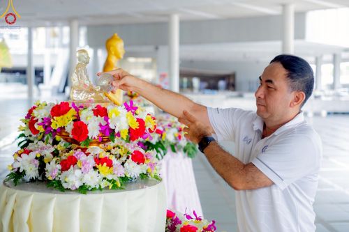 ภาพ No.217498:วันจันทร์ที่ 14 เมษายน พ.ศ. 2568 กิจกรรมสรงน่ำพระ สั่งสมบุญเนื่องในเทศกาลสงกรานต์ 14-16 เมษายน พ.ศ.2568 เวลา 06:00-13:00 น. ณ หอฉันคุณยายอาจารย์ฯ วัดพระธรรมกาย