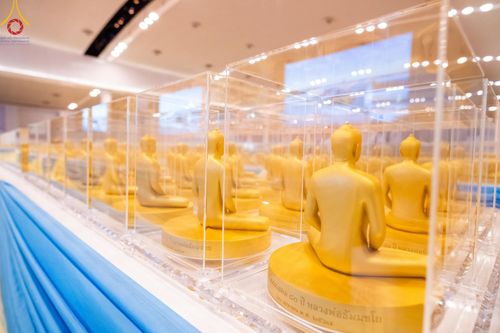 ภาพ No.159457:สัมมนาพิเศษและพิธีมอบองค์พระธรรมกาย 2,000 องค์ ณ ห้องแก้วสารพัดนึก 1 วัดพระธรรมกาย วันอาทิตย์ต้นเดือนที่ 6 ตุลาคม พ.ศ. 2567